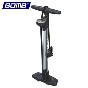 Pompe à air haute pression pour vélo BOMB avec manomètre numérique, plage 130-160 PSI, adaptateur de valve, fonctionnement manuel - Product Image 1