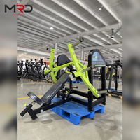 Máquina de Press de Pecho Inclinado con Carga de Discos de Acero y Características de Seguridad para Entrenamiento de Fuerza de Pectorales y Hombros en Gimnasios y Clubes de Fitness
