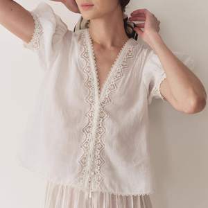 Blusa Corta de Lino Francés Negro para Mujer, con Cuello en V, Ribete de Encaje, Manga Corta, Estilo Vintage, Verano, ODM - Product Image 5