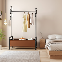 Porte-manteau moderne en fer sur pied avec panier amovible, roulettes et 6 crochets – Idéal pour le rangement intérieur et le séchage des vêtements dans les salles de bain et les hôtels