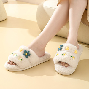 Venta al por mayor de moda mullido cálido punta abierta flor para zapatillas para las mujeres Chanclas de felpa con suela de EVA para el invierno - Product Image 4