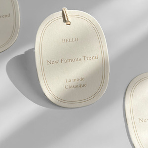 Étiquettes volantes de luxe pour vêtements avec logo mat en relief personnalisé Étiquette en papier imperméable pour chaussures et chaussettes avec code <span class=keywords><strong>à</strong></span> barres - Product Image 6