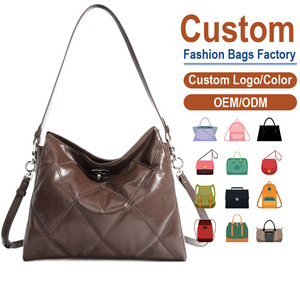 Bolso de Hombro Personalizado de Cuero Genuino de Grano Completo, con Acolchado 3D en Forma de Diamante, Cierre de Barra en T Plateada, Correa Extraíble - Product Image 1