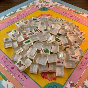 Tuiles de Mahjong Américaines en Acrylique Doré Scintillant de Luxe, Règles NMJL, Pliables, Portables, Durables, Écologiques, pour le Divertissement - Product Image 1