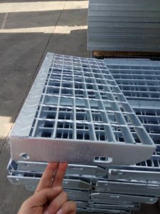 Couverture de grille en acier inoxydable personnalisable forte capacité portante galvanisation à chaud escalier étape <span class=keywords><strong>gouttière</strong></span> maille plaque sol <span class=keywords><strong>zinc</strong></span> - Product Image 2