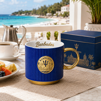 Tasses en céramique souvenir des Caraïbes Barbade avec badge métallique en relief motif trident pour tasse à café en porcelaine, personnalisable OEM ODM, vente en gros