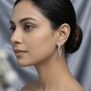 Élégantes boucles d'oreilles créoles géométriques en diamant de laboratoire taillé au Portugal, plaquées rhodium, pour femme - Product Image 4