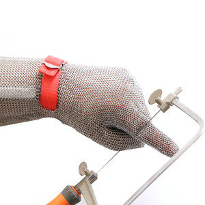 Guantes de seguridad de acero inoxidable resistentes a cortes con correa textil, diseño de malla larga y extensión para carnicería y cocina - Product Image 4
