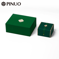 PINUO Chinoiserie Luxus Schmuck Geschenkbox-Set Grün-Gold Metallkante Gravierter Deckel Magnetische Außenbox Creme-Wildleder Logo