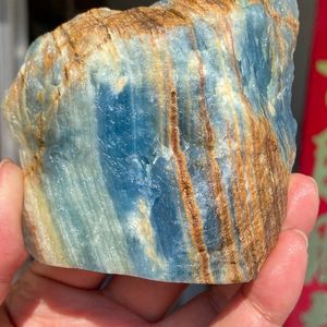 Ornements en pierres précieuses brutes CrystalHola bleues de haute qualité, tendance mode pour une décoration intérieure unique et des fêtes - Product Image 4