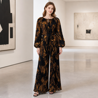 Ensemble deux pièces plissé Miyake élégant pour femme : Tunique longue à imprimé floral artistique et pantalon large, idéal pour les tenues de villégiature et le quotidien