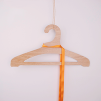 Cintre en carton grain de bois de taille personnalisée recyclé design fonctionnel pour garde-robe vêtements cintre en papier