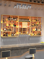 Armoire à vin de luxe moderne en métal doré avec design écologique pour bar à domicile et salle à manger