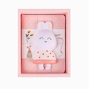 Carnet de notes en cuir PU souple et mignon pour étudiants, 100 feuilles, reliure cousue, couverture rigide, style décompression, vente en gros - Product Image 2