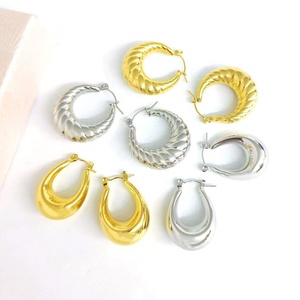 Joyería de Moda al por Mayor de Europa y América, Aros Personalizados de Acero Inoxidable con Forma de Triángulo en C para Mujer - Product Image 4