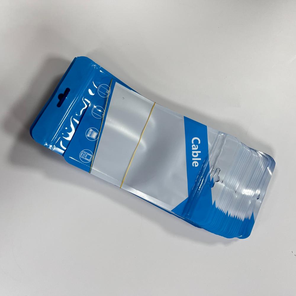 Cavo nero con sacchetto di plastica