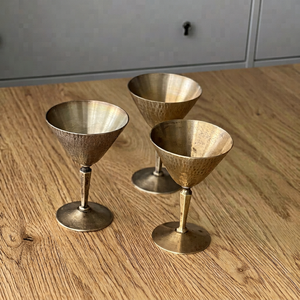 Verres à cocktail vintage en laiton martelé de qualité supérieure et écologiques - Coupe à martini en laiton martelé - Ali Handicrafts India - Product Image 1