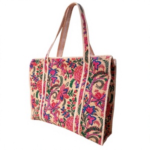 Bolsa de Compras de Lujo para Mujer, Acolchada, Gran Capacidad, con Cadenas, Estampado Vibrante de Vida Tropical, Tela de Algodón Premium - Product Image 1