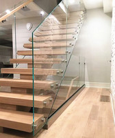 Escalier droit moderne encastré pour intérieur avec garde-corps en verre et marches en bois massif, design flottant pour appartement