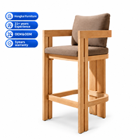 Ensemble de bar d'extérieur moderne en bois massif avec table haute à pieds fendus, tabourets de bar et coussins – Mobilier de bar pour villa et cour