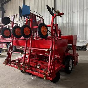 Plantador de <span class=keywords><strong>patatas</strong></span> de 4 filas con máquina integrada de mulching de película de fertilización de timón rotativo - Product Image 4