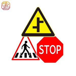 Ensemble <span class=keywords><strong>de</strong></span> panneaux <span class=keywords><strong>de</strong></span> signalisation routière, croisements, passages pour piétons, panneaux <span class=keywords><strong>de</strong></span> réglementation et d'avertissement - Product Image 1