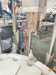 Cabezal de tapado <span class=keywords><strong>Tes</strong></span>-Caps Máquina de rollo de resorte de <span class=keywords><strong>polvo</strong></span> Cocktail Pod 100Ml Jar Aceite automático Pequeña máquina de llenado de plastisol líquido - Product Image 6