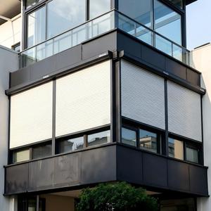 Fenêtre à battants en aluminium sur mesure avec volet roulant électrique intégré, lames en mousse isolante pour projet de façade de villa insonorisée - Product Image 5