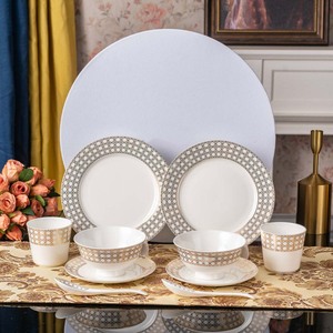 Elegante Juego de Vajilla de Porcelana con Diseño Geométrico Dorado Vintage y Estampado de Animales de la Selva en Gris - Product Image 1