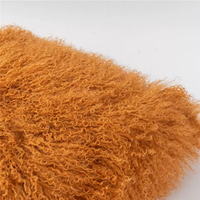 Coussin décoratif en fourrure d'agneau naturelle
