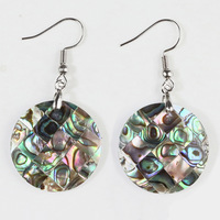 Vente en gros de boucles d'oreilles pendantes pour femmes en nacre naturelle coquillage sculpté en forme de fleur plaqué or bijoux en coquillage