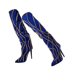 Botas de tacón de aguja con punta puntiaguda y tachuelas para mujer, con parte superior de PU y suela de goma, ideales para fiestas y vestidos. - Product Image 3