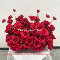 DKB Meilleures ventes Décoration de mariage : Chemin de table, centre de table et chemin floral pour allée, avec fleurs artificielles en soie rouge en forme de roses