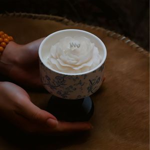 Nouvelle bougie parfumée de luxe française en cire de soja, dans un pot en céramique sur pied, style aromathérapie, avec coupelle à dessert en céramique - Product Image 3