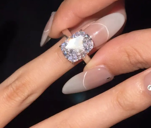 Bague de fiançailles solitaire classique en moissanite 925, taille coussin, 8,0 carats, RingLuxe Travel Ring, en argent sterling, or blanc et or jaune - Product Image 4