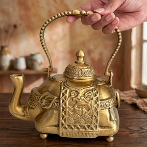 Théière vintage en laiton avec couvercle, poignée en métal, design orné, bouilloire à eau - Product Image 2
