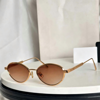 Lunettes de soleil tendance unisexes en métal carrées à monture intégrale avec verres dégradés colorés, protection UV400, style rétro pour les activités de plein air