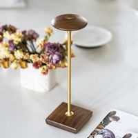 Lampe de table décorative moderne et simple en alliage d'aluminium et bois de frêne, à piles, à intensité variable par toucher, pour restaurant et hôtel