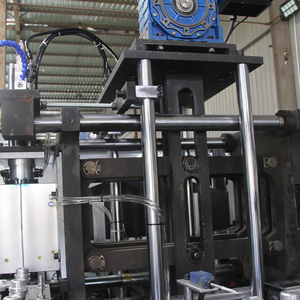 5 Litre Şişirme Makinesi 2 Bölmeli Servo 1500 Bph Büyük Şişe Üfleme Makinesi (Su, Yağ, Deterjan İçin) 60mm Boyunlu Kalıp İle - Product Image 4