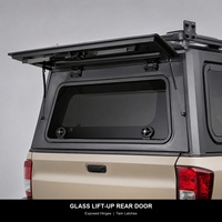 Capot de camion de style camping-car tout-terrain rigide avec porte arrière relevable en verre et fenêtres latérales, doté d'un porte-bagages de toit intégré
