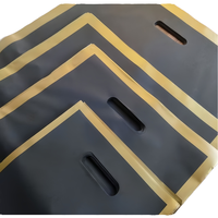 Sac à main sablé à bouche plate à quatre doigts Sac à provisions et à vêtements en plastique avec impression de logo personnalisé pour l'emballage du magasin