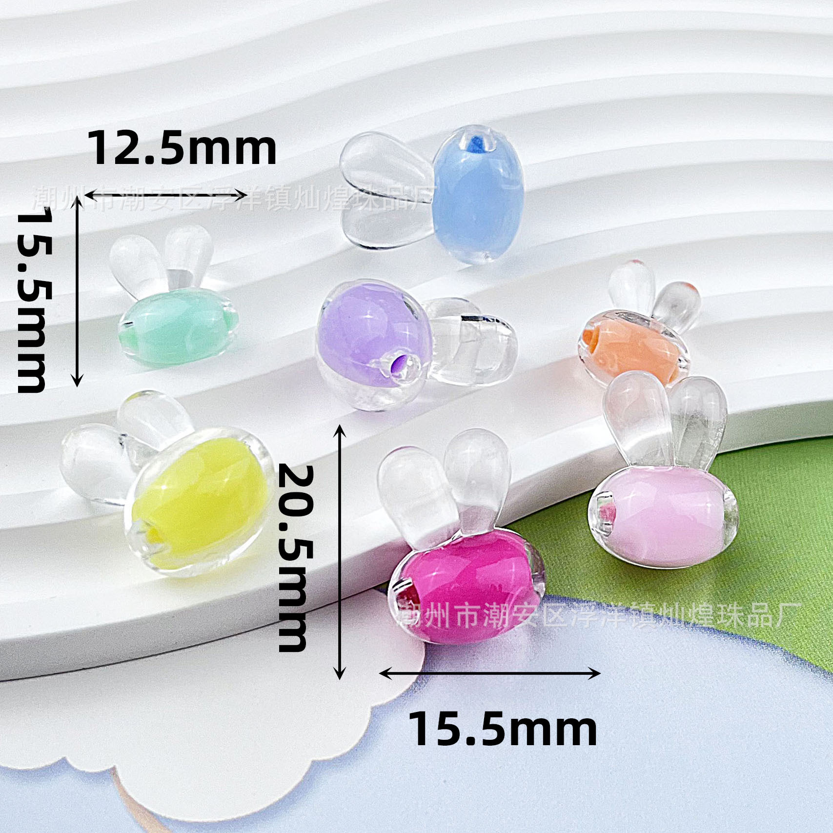 La petite perle tête de lapin est de couleur mixte.
