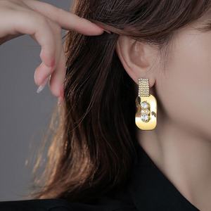 Pendientes de Botón Cuadrados Geométricos de Alta Gama, Chapados en Oro y Cobre, para Mujer, Moda Europea y Americana, Exagerados, Personalizados y de Nicho - Product Image 4