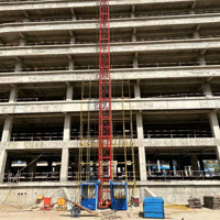 Ascenseur de chantier de type SS à double cage pour le transport de matériaux de construction, idéal pour les travaux de construction de bâtiments multi-étages