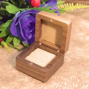 Kotak cincin kayu persegi Logo kustom kemasan cincin hadiah mewah kenari kotak penyimpanan tampilan perhiasan pernikahan cincin Mini