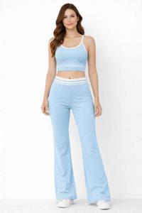 Conjunto de Sujetador Deportivo con Tirantes y Pantalones Deportivos de Pierna Recta — Ropa Deportiva Cómoda con un Diseño de Líneas Múltiples en Contraste - Product Image 2