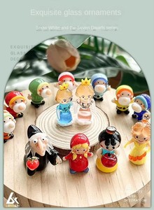Miniatures en verre faites à la main sur le thème des contes <span class=keywords><strong>de</strong></span> fées : Blanche-Neige, les Sept Nains, Le Petit <span class=keywords><strong>Chaperon</strong></span> <span class=keywords><strong>Rouge</strong></span>, le Prince et la Sorcière. - Product Image 6