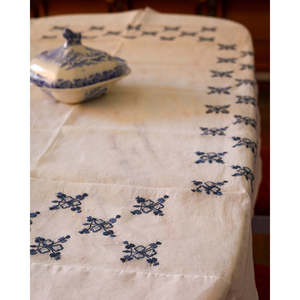 Mantel Individual con Bordado Geométrico de Flores, Lino Azul y Organza de Lino, 198x144 cm - Product Image 4