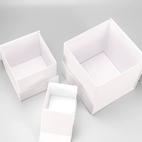 Boîte cadeau rigide écologique carrée blanche avec fermeture magnétique et poignée