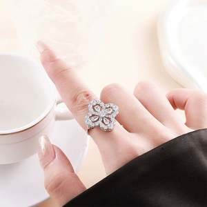 Anillo de Plata de Ley S925 con Trébol de Cuatro Hojas Súper Brillante y Moissanita Ligeramente Engastada - Product Image 2